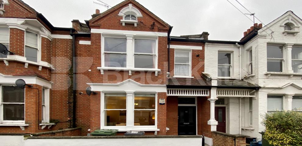 			LET , 2 Bedroom, 1 bath, 1 reception Apartment			 Killyon Road, Clapham